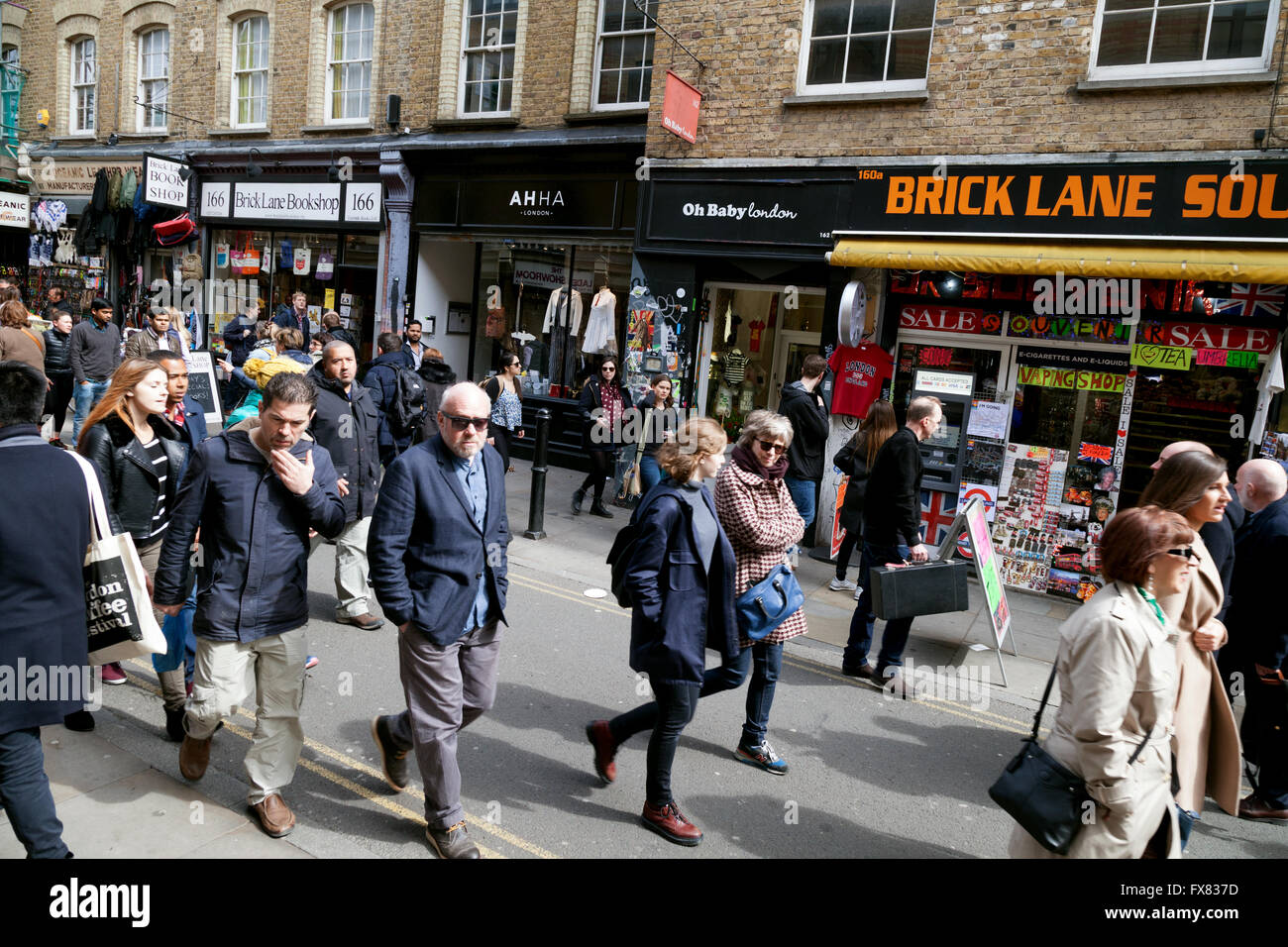 Scena di strada - persone che frequentano il mercato della domenica, Brick Lane, East London, Regno Unito Foto Stock