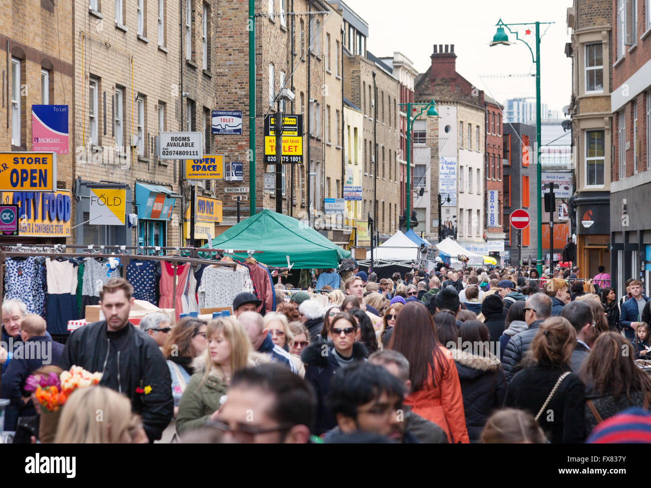 La folla di gente alla strada del mercato, Brick Lane, Spitalfields, London East End Regno Unito Foto Stock