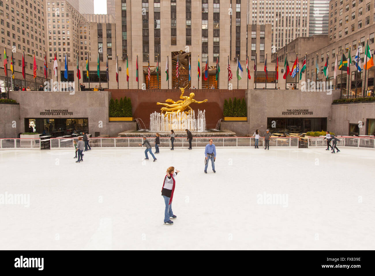 Pista di pattinaggio su ghiaccio al centro Rockefeller Plaza, Manhattan, New York City, Stati Uniti d'America. Foto Stock