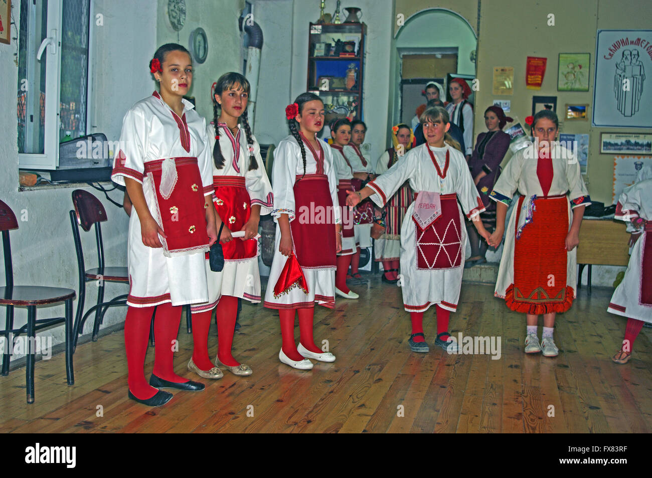 Folklore Scuola di Danza di gruppo, i bambini in costume, Ohrid Macedonia Foto Stock