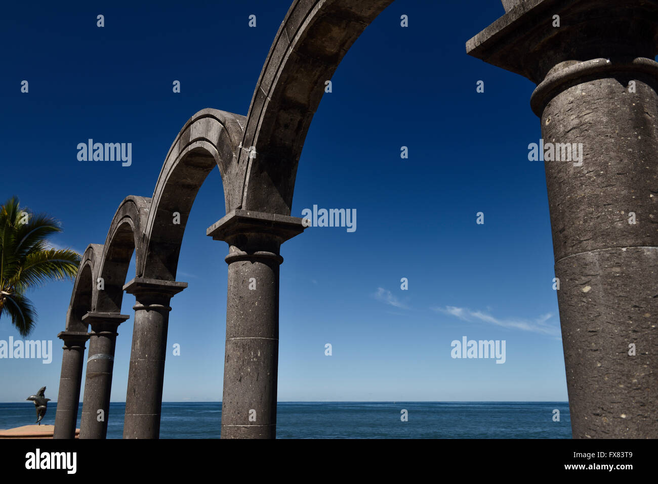 Archi di pietra a Los Arcos Amphetheater sul Malecon Puerto Vallarta Messico Foto Stock