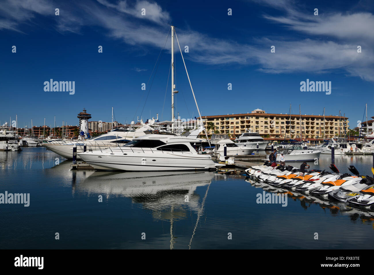 Barche e scooter acquatici ancorata al Puerto Vallarta Messico Marina Foto Stock