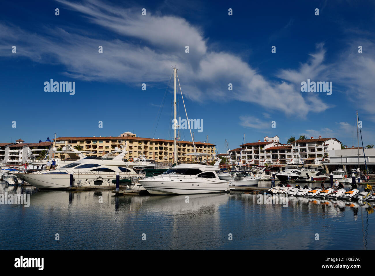 Le barche da diporto ancorata al Puerto Vallarta Messico Marina Foto Stock