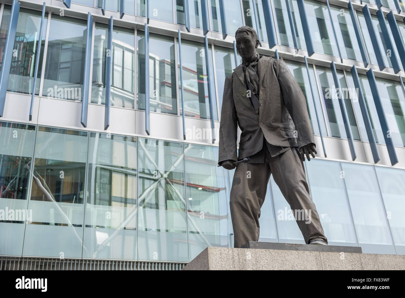 Statua di bronzo dell'Artista sconosciuto "non applaudire, basta buttare soldi' sul Bankside a Londra, in Inghilterra, Regno Unito Foto Stock