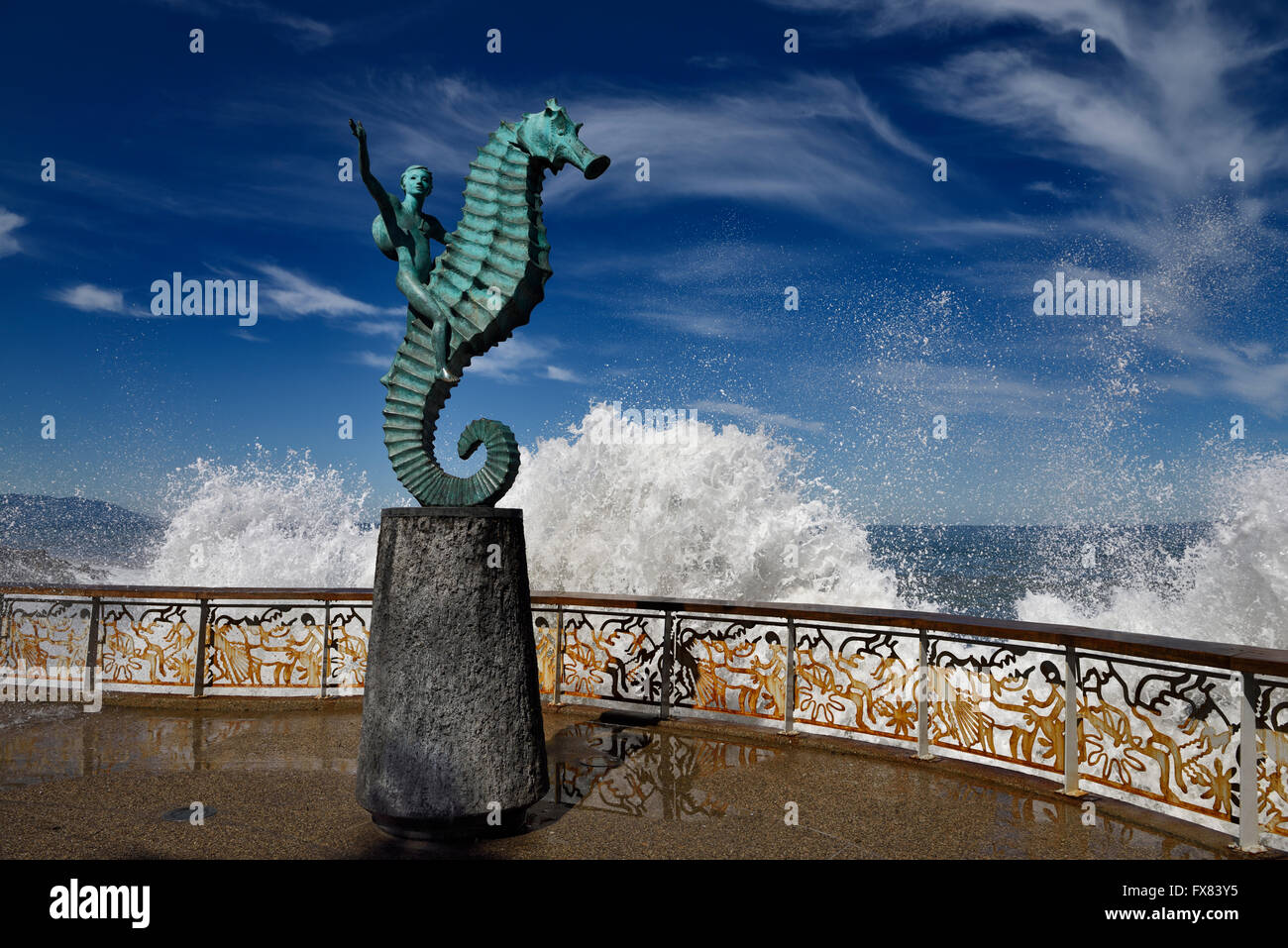 Il ragazzo su un cavalluccio scultura Puerto Vallarta malecon con schizzi di oceano pacifico messico acqua Foto Stock