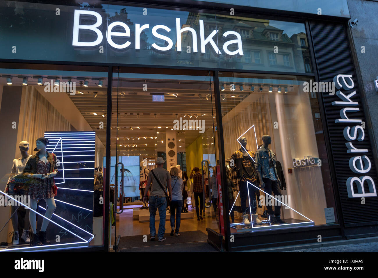 Moda Bershka store sulla via Na Prikope, Praga, Repubblica Ceca Foto stock  - Alamy
