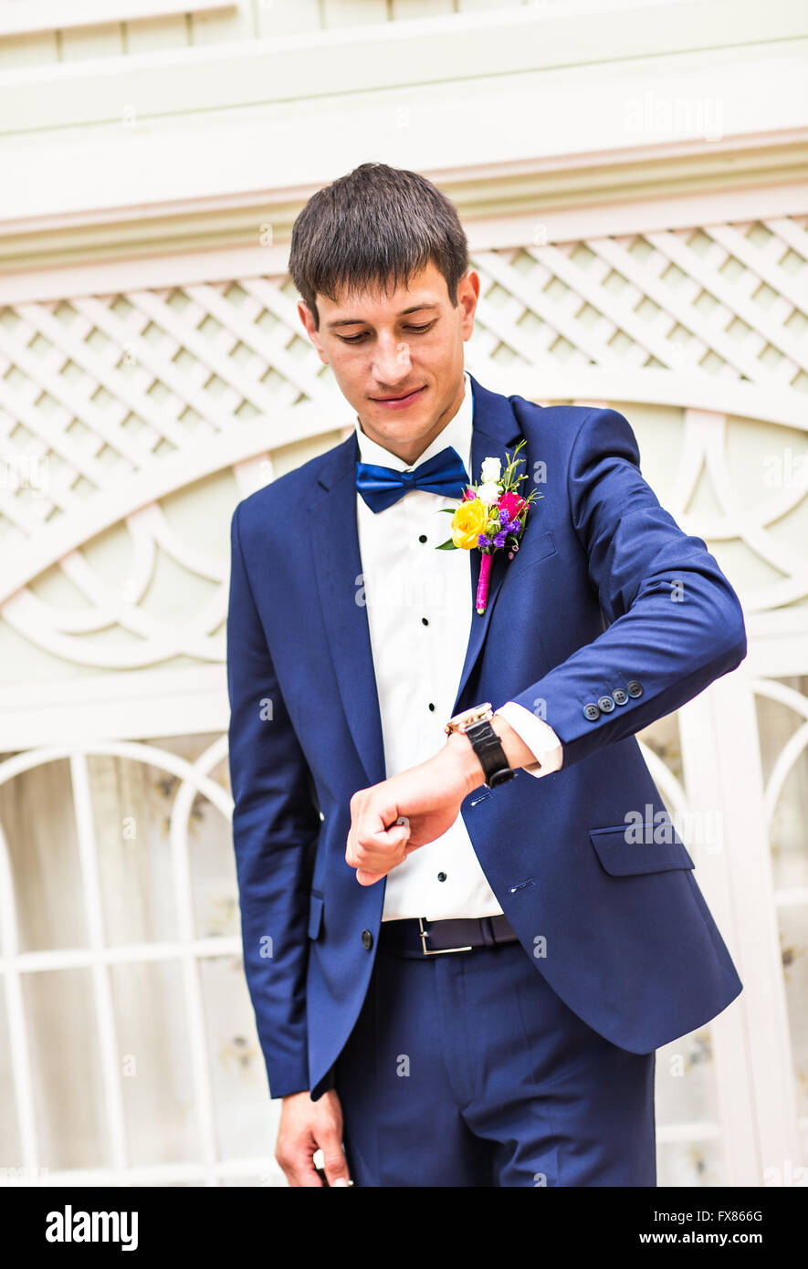 Lo sposo con l'orologio Foto stock - Alamy