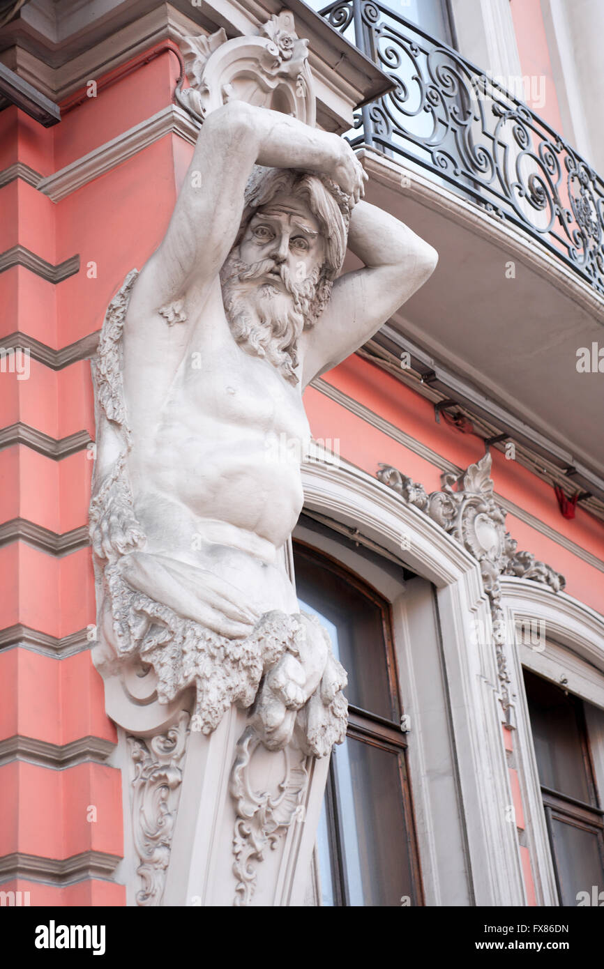 Atlas scultura closeup sulla vecchia facciata di edificio a San Pietroburgo, Russia Foto Stock