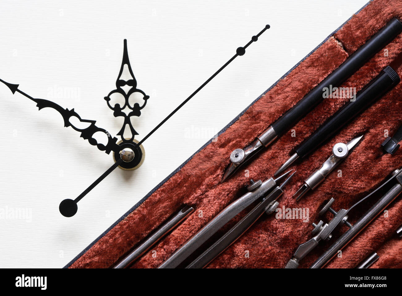 Set di strumenti di disegno nella casella vicino a orologio Foto Stock