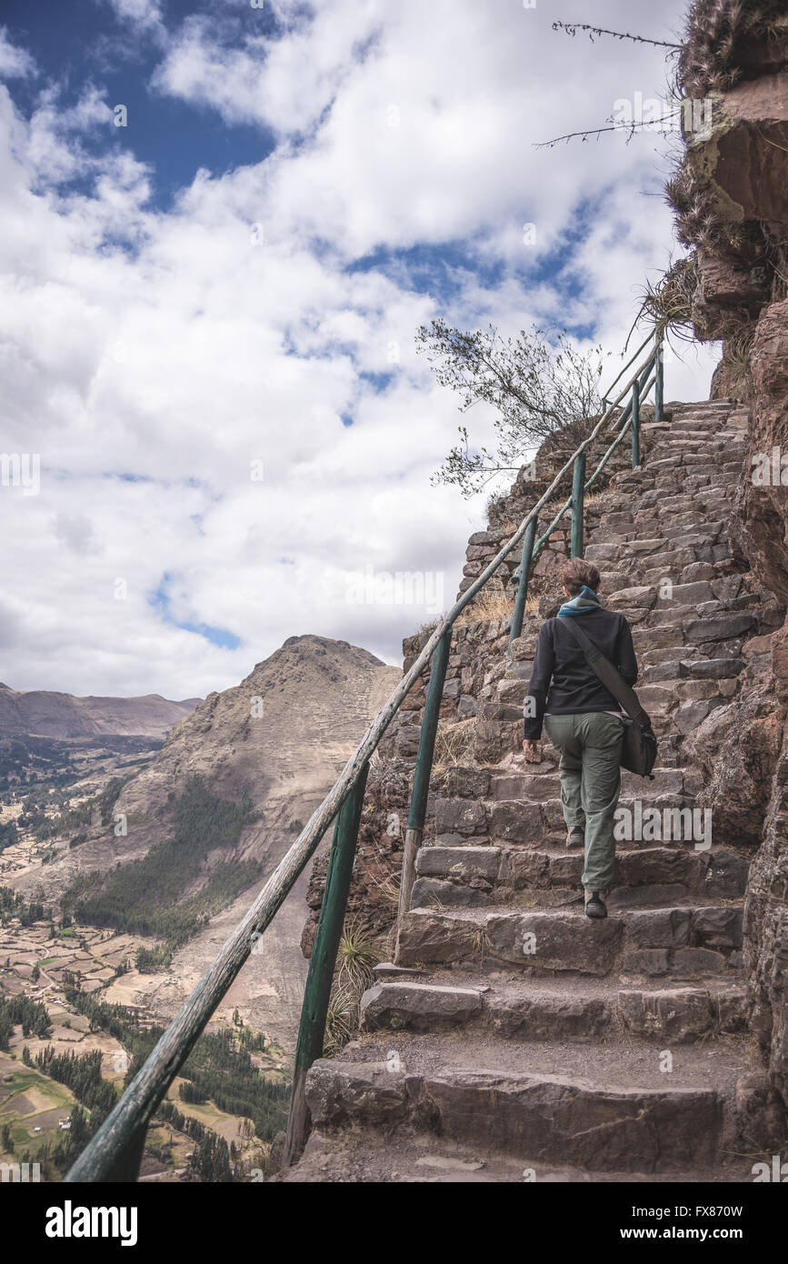 Tourist esplorare la maestosa ripidi sentieri Inca all'interno delle rovine di Pisac, Valle Sacra, importante meta di viaggio in Cusco reg Foto Stock