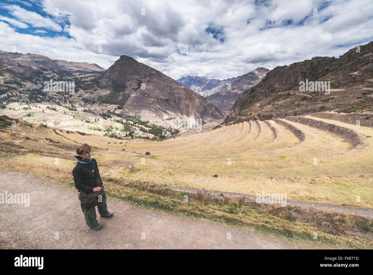 Tourist esplorando l'Inca sentieri che portano alle rovine di Pisac, Valle Sacra, importante meta di viaggio nella regione di Cusco, Perù. Foto Stock