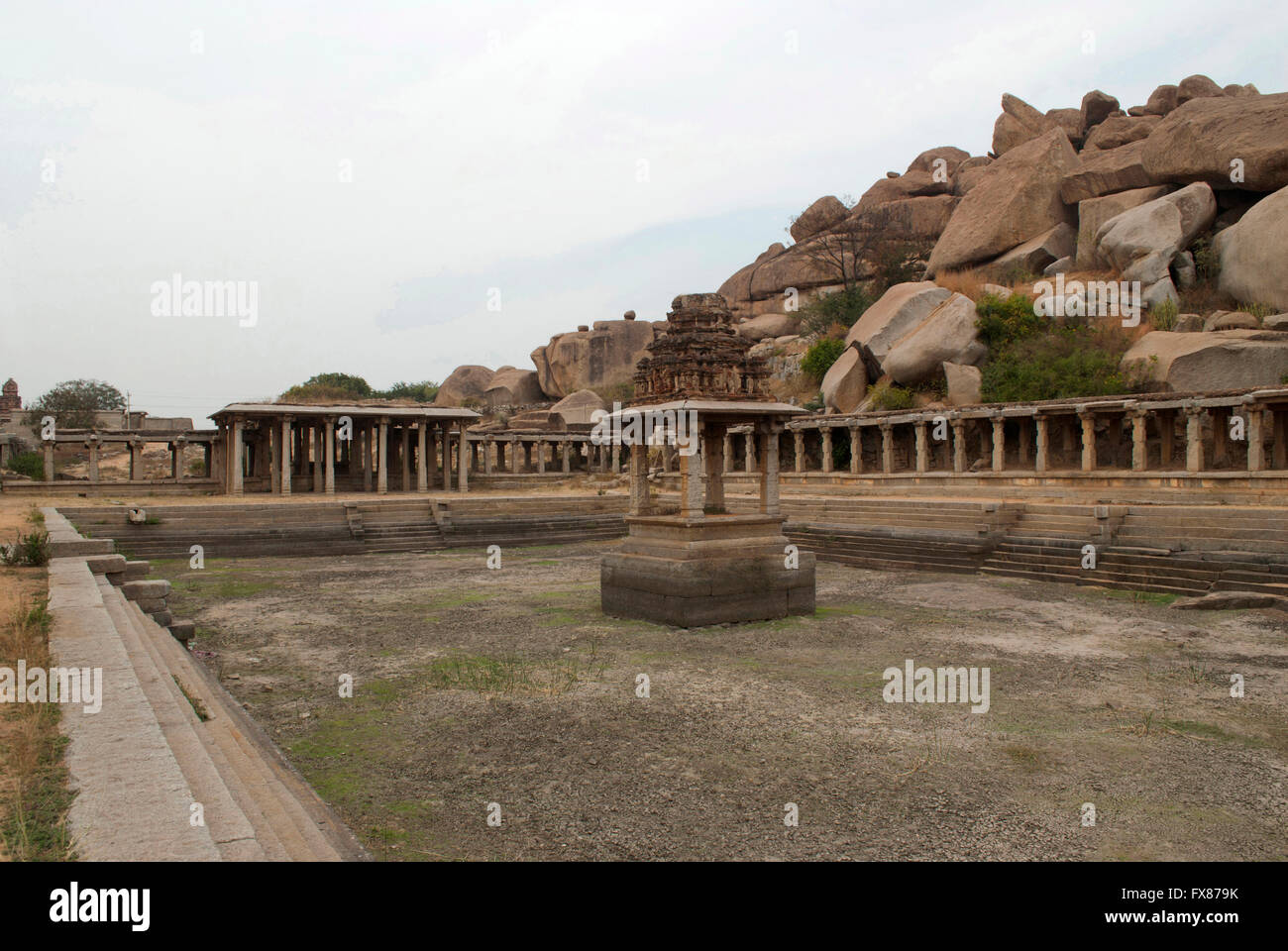 Pushkarini vicino a Krishna Bazaar, Hampi, Karnataka, India. Centro Sacro. Foto Stock