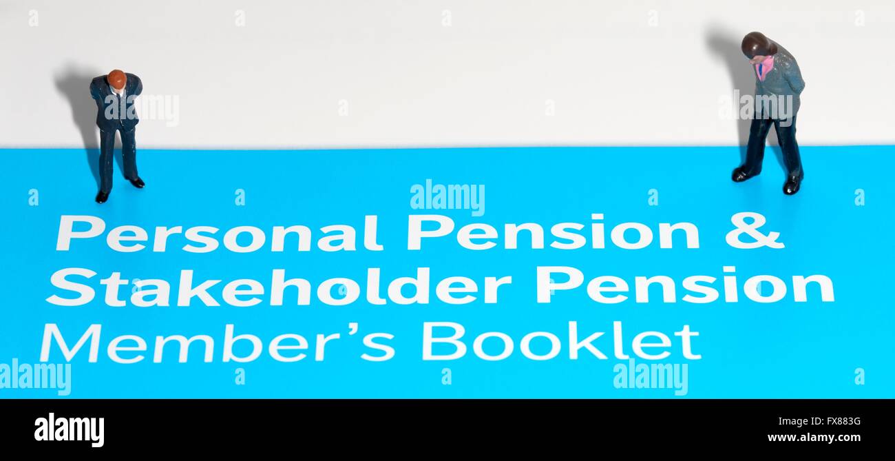 Personal pension la pensione degli stakeholder membri opuscolo con statuine in miniatura a guardare oltre Foto Stock