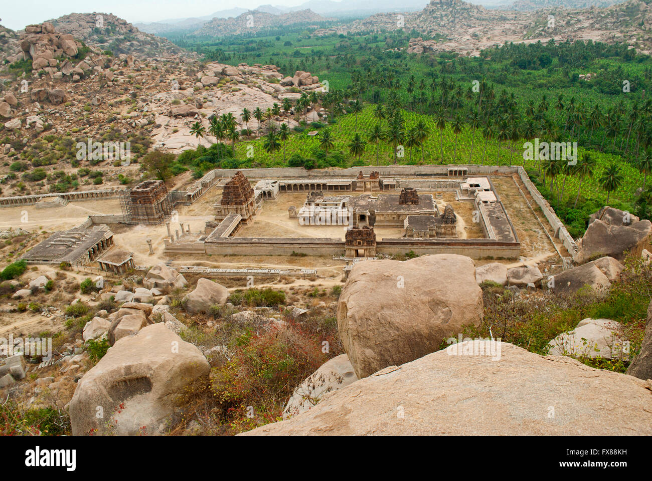 Vista aerea di Achyuta Raya il tempio e la Cortigiana della strada da Matanga Hill. Centro Sacro. Hampi, Karnataka, India. La collina su Foto Stock