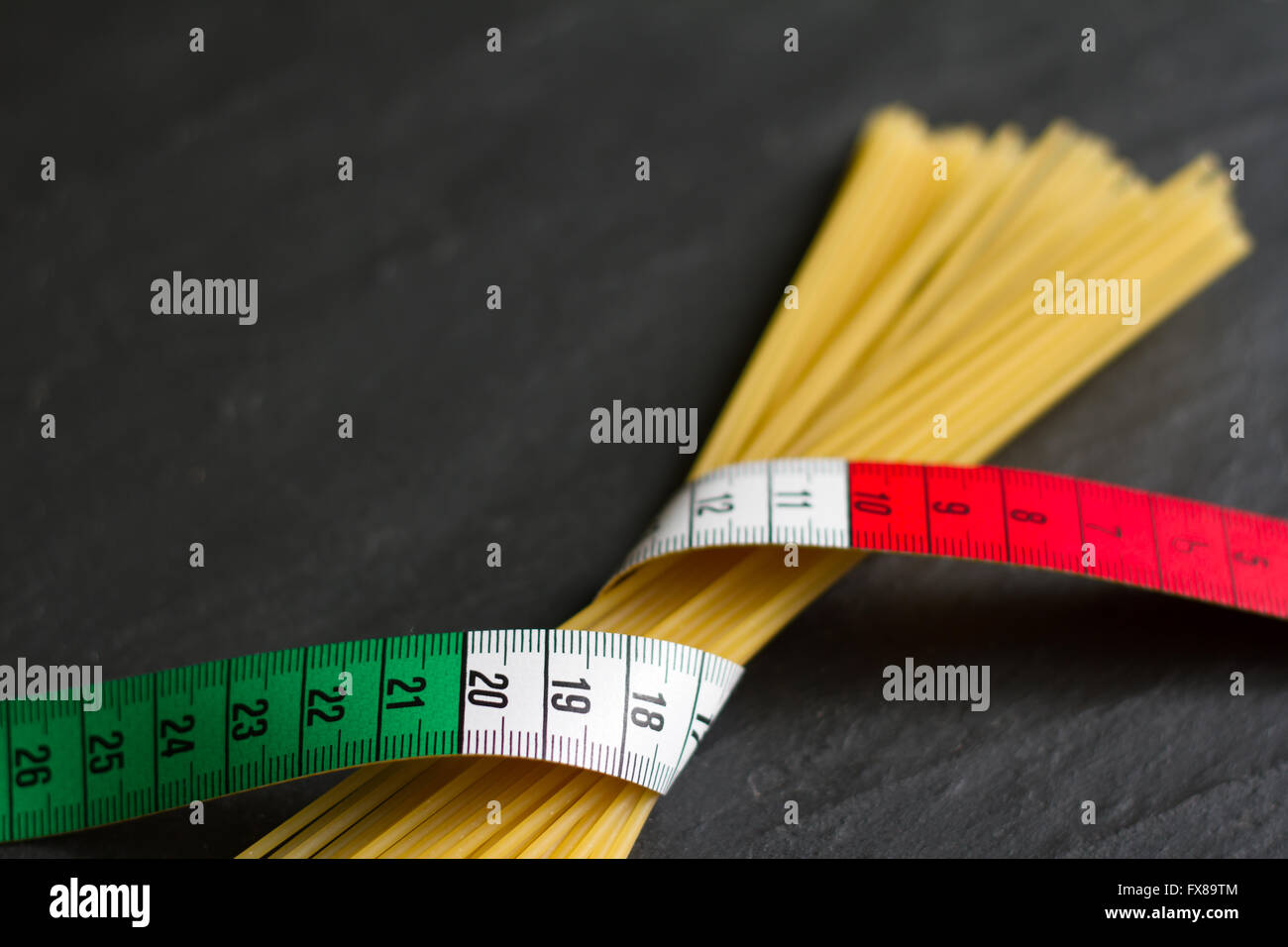 Il cibo italiano concetto con bandiera al centimetro Foto Stock