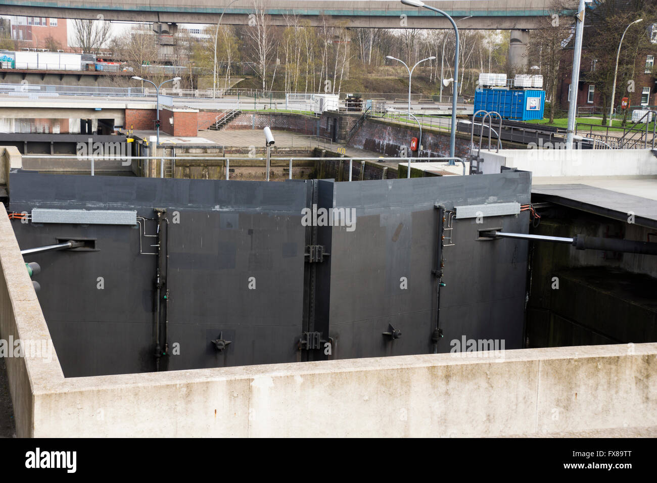 Sluice, vecchia camera di bloccaggio nel porto di Amburgo Foto Stock