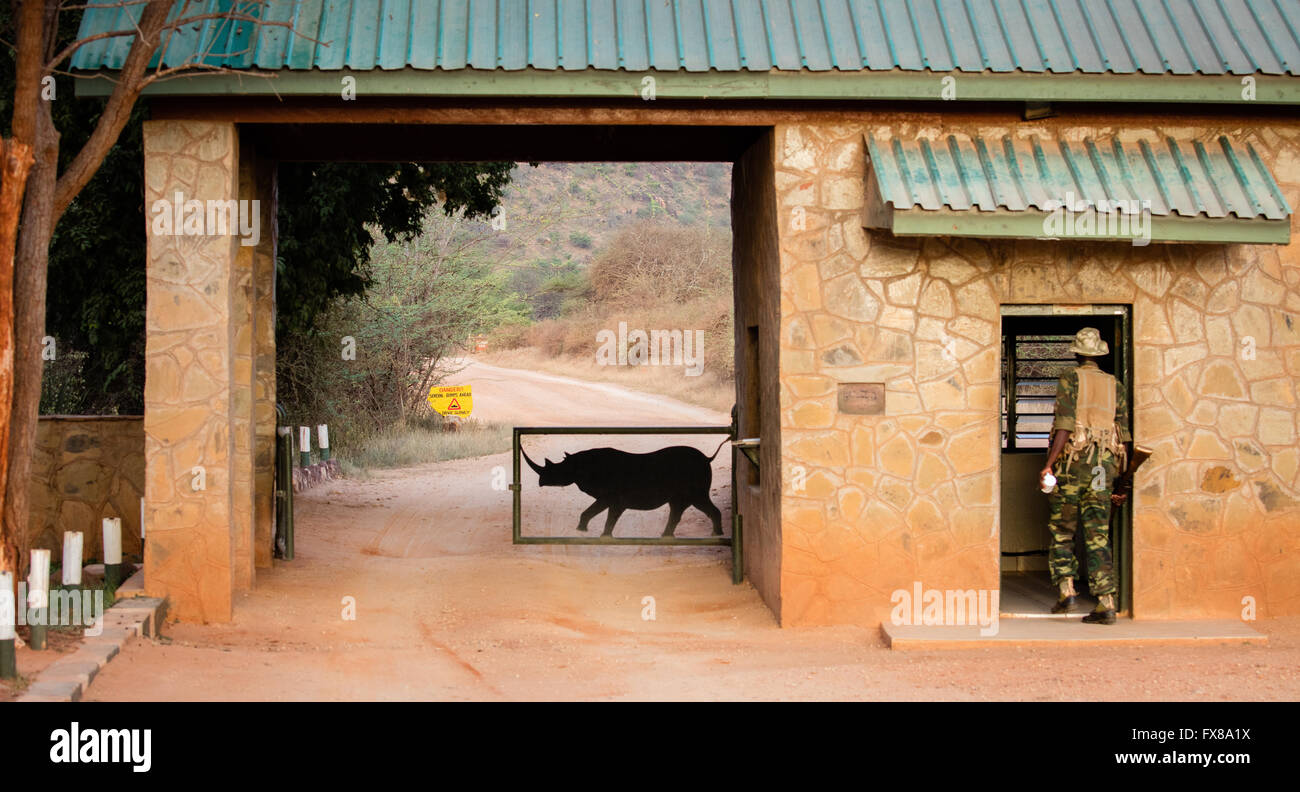 Cancello di ingresso al parco nazionale orientale di Tsavo in Kenya meridionale con rhino barriera motif Foto Stock