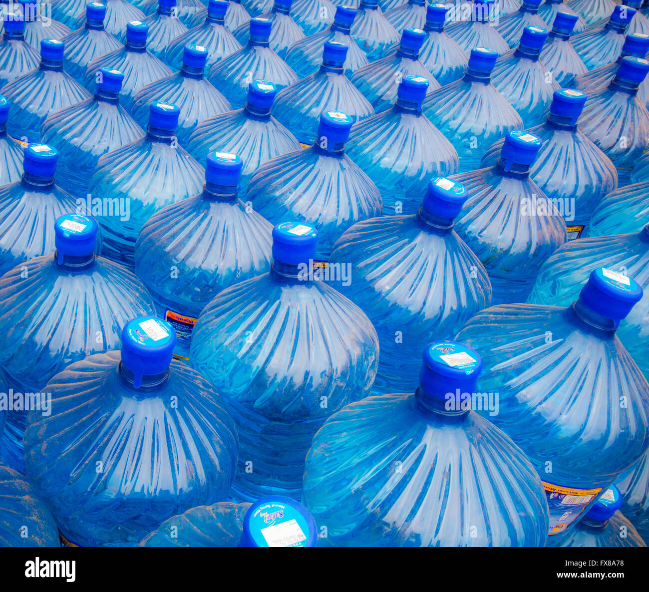 Venti litri di contenitori in plastica di acqua impilate in file al di fuori di un keniano archivio generale in Voi il Kenya meridionale Foto Stock