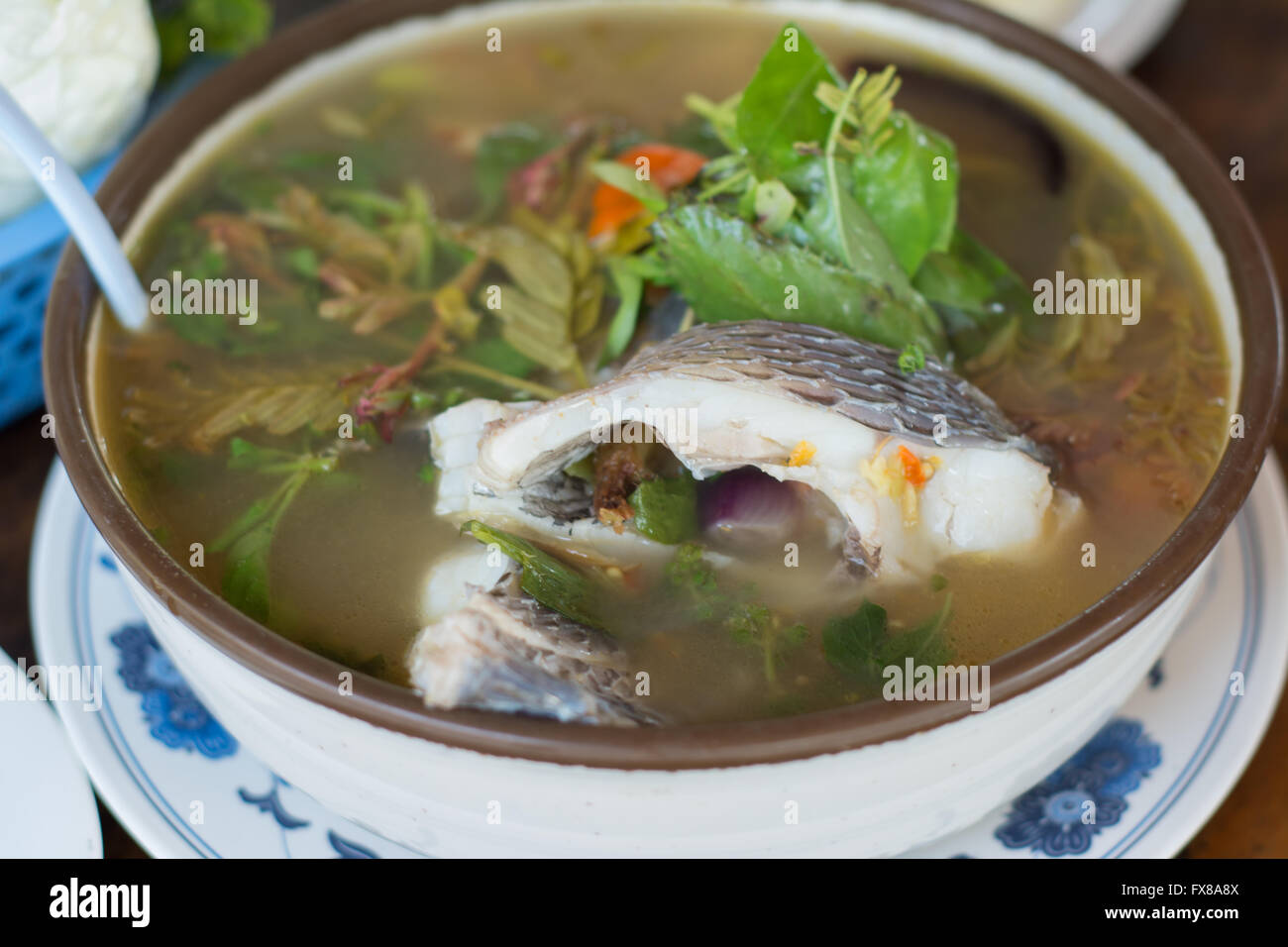 Pesce zuppa piccante in coppa Foto Stock