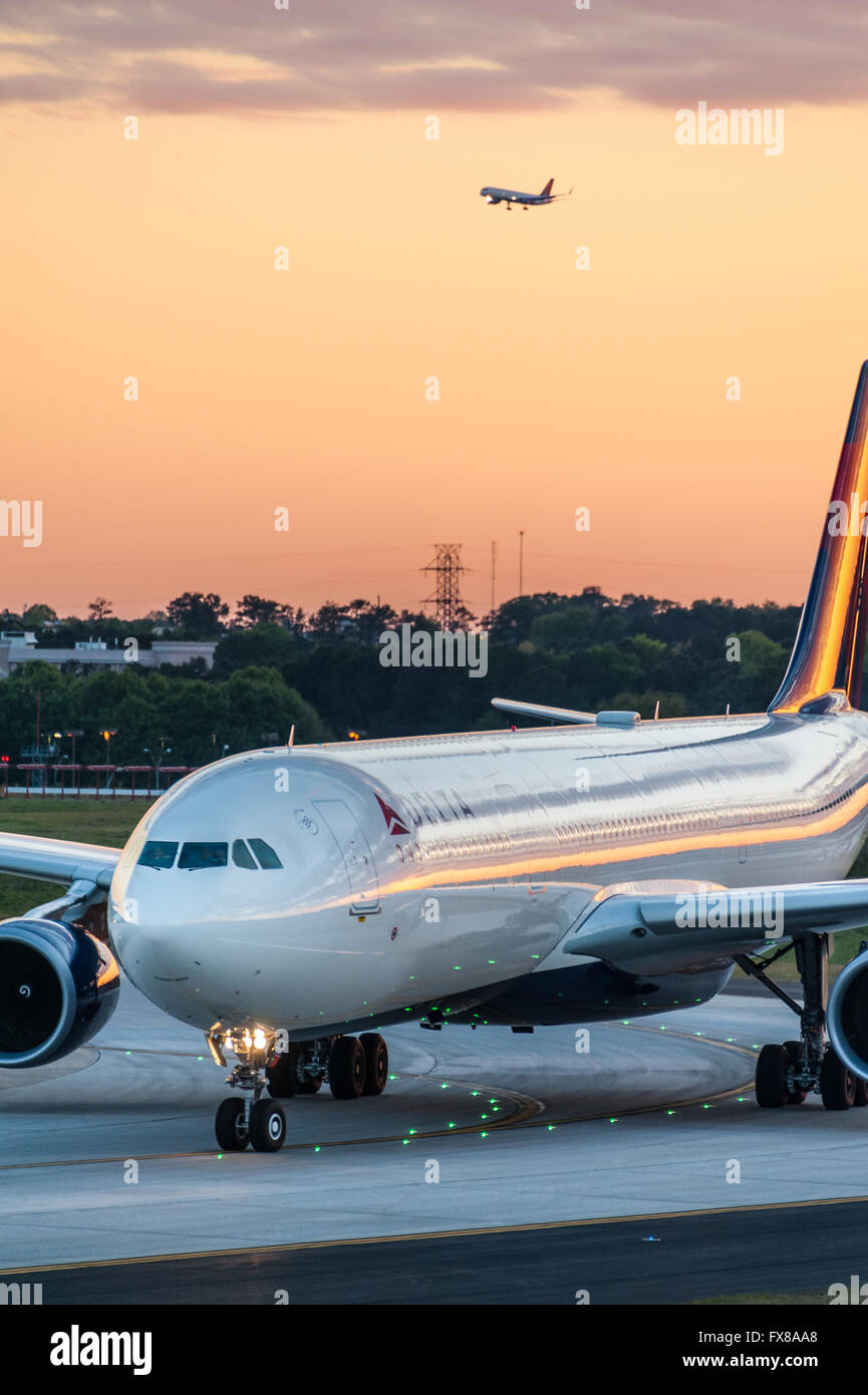 Delt Air Lines jet in rullaggio a tramonto all'Aeroporto Internazionale Hartsfield-Jackson di Atlanta in Atlanta, Georgia. (USA) Foto Stock