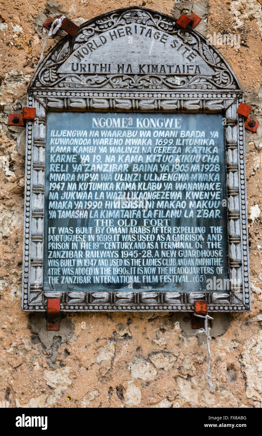 Sito del Patrimonio Mondiale placca sulle mura della vecchia fortezza araba o Ngome Kongwe in Stone Town Zanzibar - Africa orientale Foto Stock