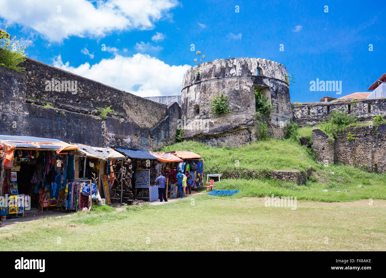 Interno della vecchia fortezza o Ngome Kongwe con bancarelle in Stone Town Zanzibar Africa orientale Foto Stock