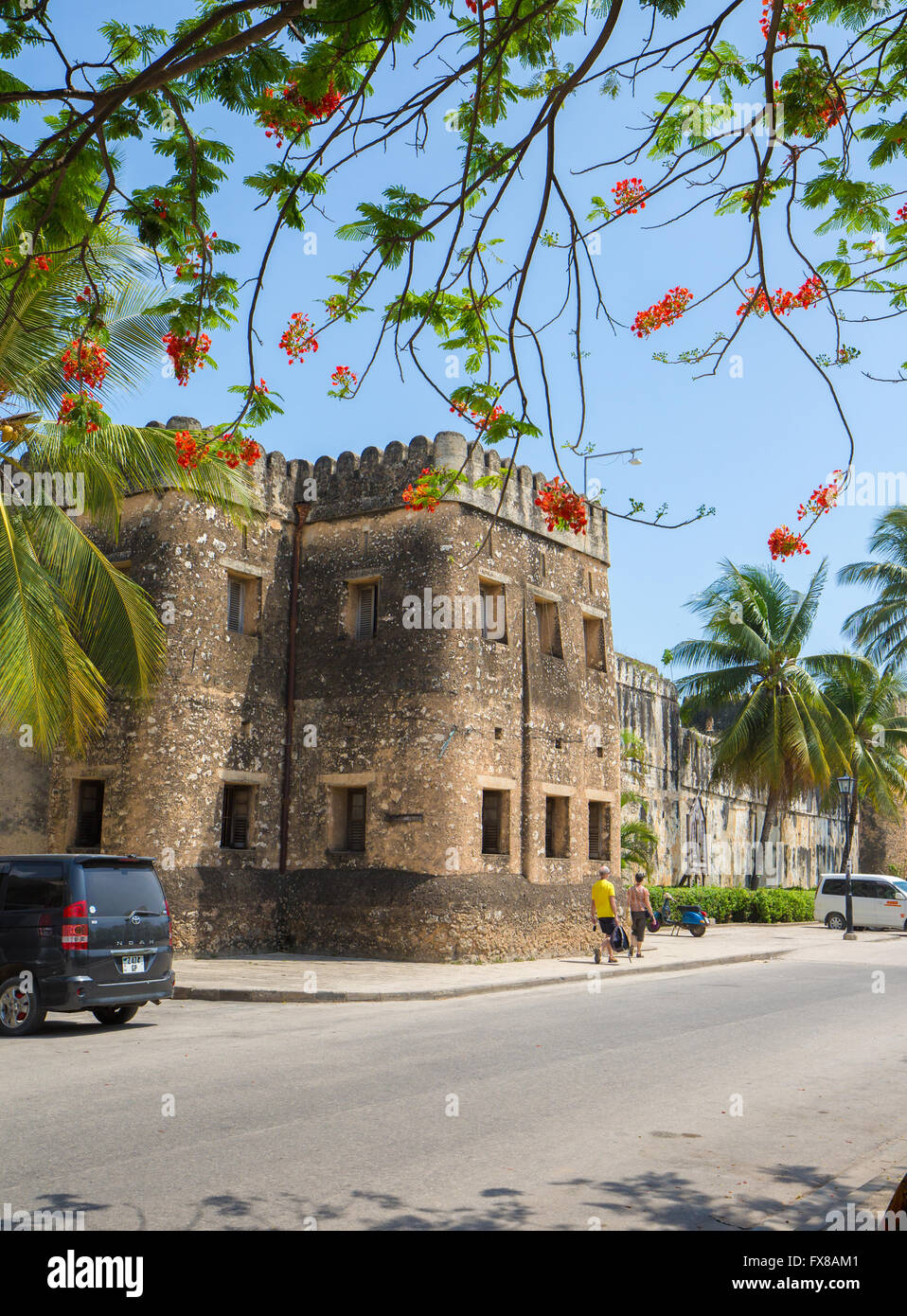 Ingresso alla vecchia fortezza araba nel quartiere vecchio della città di pietra sull'isola di Zanzibar Africa orientale Foto Stock