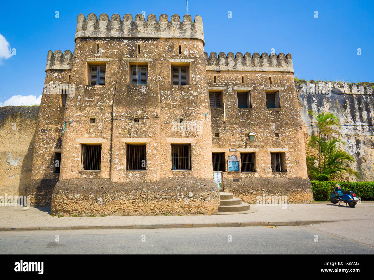 Ingresso alla vecchia fortezza araba nel quartiere vecchio della città di pietra sull'isola di Zanzibar Africa orientale Foto Stock