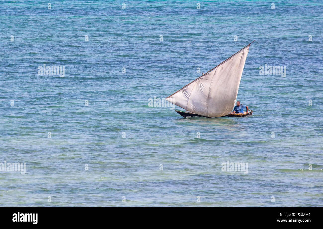 Piccola Vela dhow sull'oceano Indiano vicino al prt di Stone Town sull isola di Zanzibar Africa orientale Foto Stock