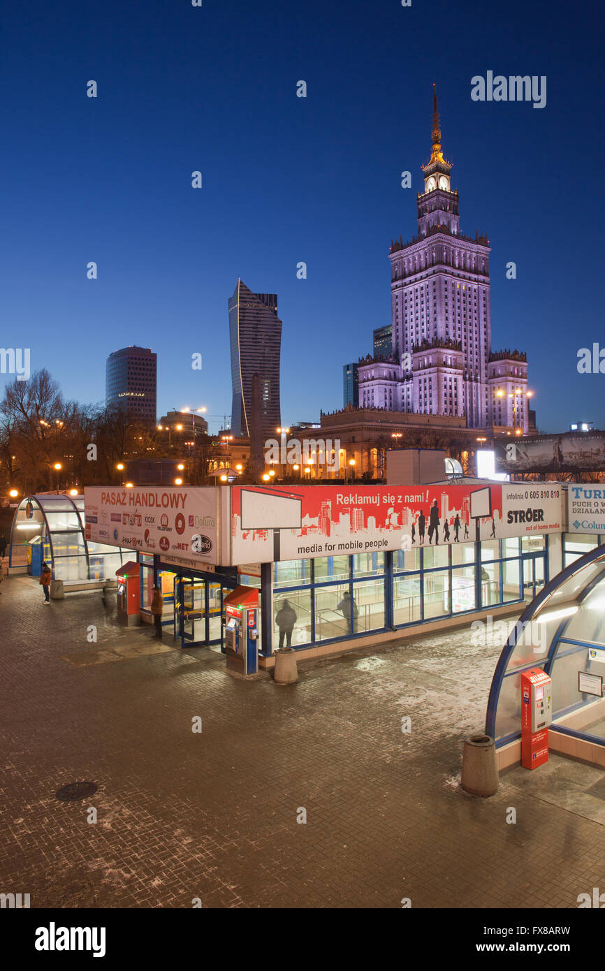 Skyline della città di Varsavia in Polonia da notte, Metro Centrum e il centro commerciale, il Palazzo della Cultura e della scienza, downtown Foto Stock