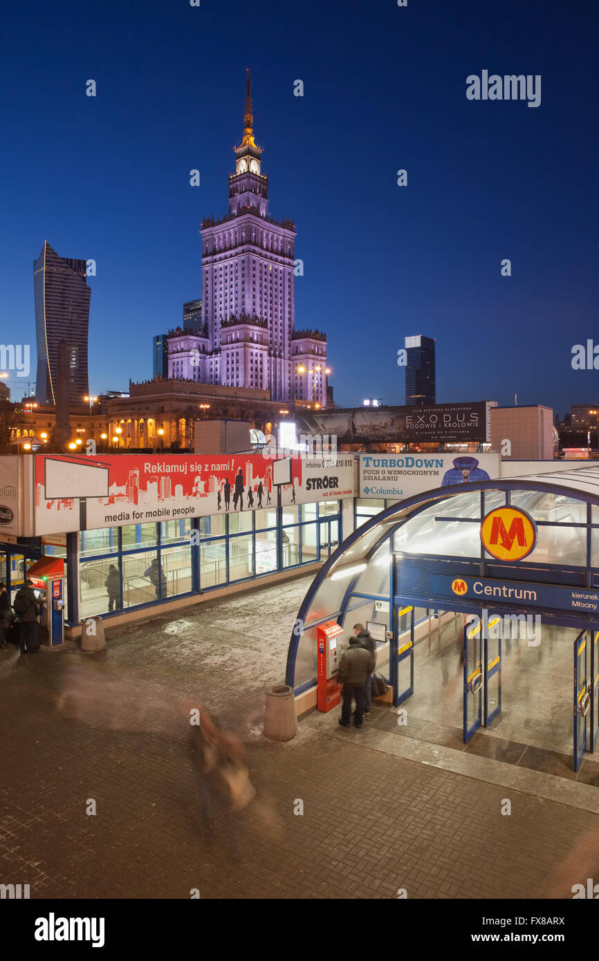 Skyline della città di Varsavia in Polonia da notte, ingresso - uscita a Metro Centrum e il centro commerciale, il Palazzo della Cultura e della scienza, Foto Stock