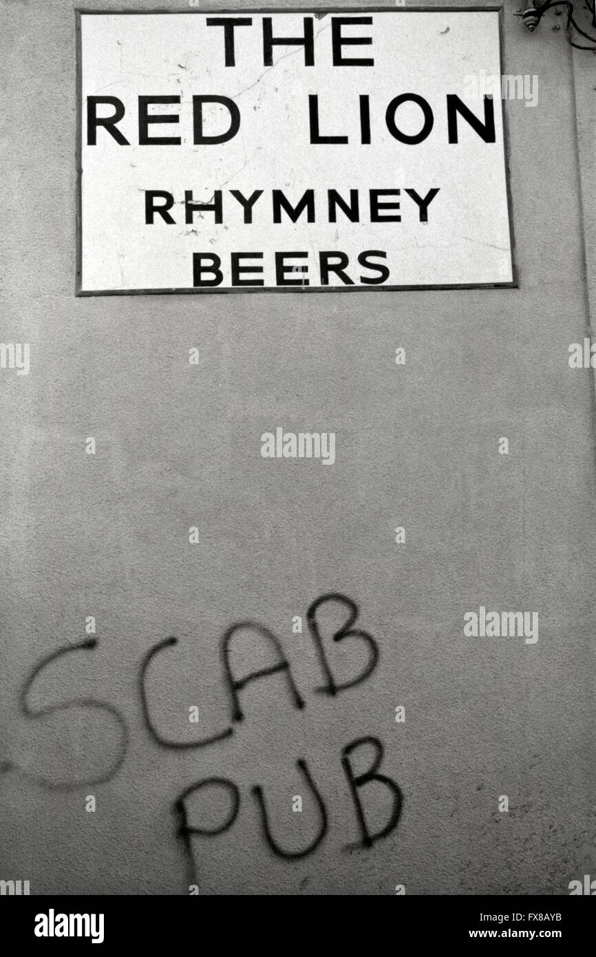 Immagine di archivio da anni ottanta. Graffiti di sciopero dei minatori 1984 - 1985 'cabina' Pub Red Lion, Newbridge, Gwent. Foto Stock