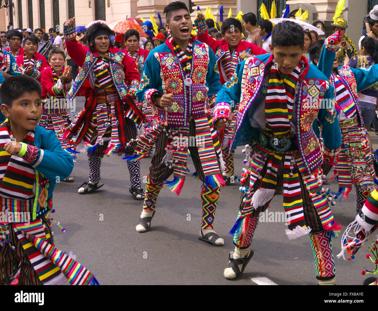 Persone in tradizionale Peruviano dress Dancing in the street a Lima Foto Stock