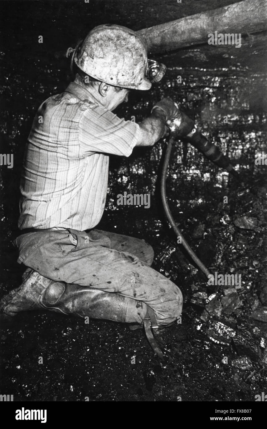 Immagine di archivio da anni ottanta. Blaencuffin Piccola Miniera vicino Pontypool, South Wales, Regno Unito miner lavorando al coalface con un prelevamento dell'aria. Foto Stock