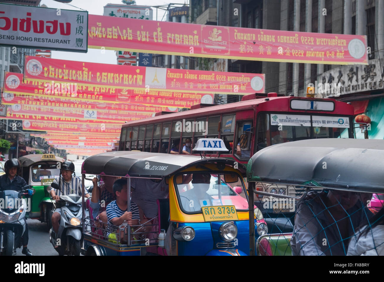 Il traffico di Chinatown Bangkok in Thailandia Foto Stock