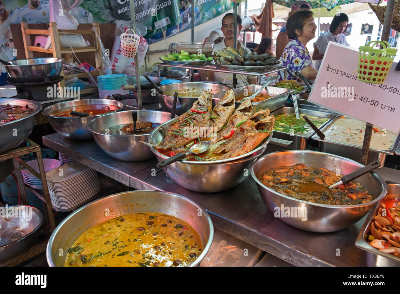 Stallo alimentare mercato galleggiante di Amphawa Thailandia Foto Stock