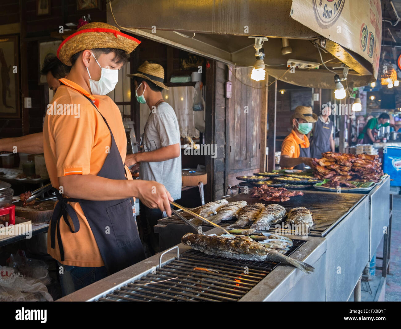 Stallo alimentare mercato galleggiante di Amphawa Thailandia Foto Stock