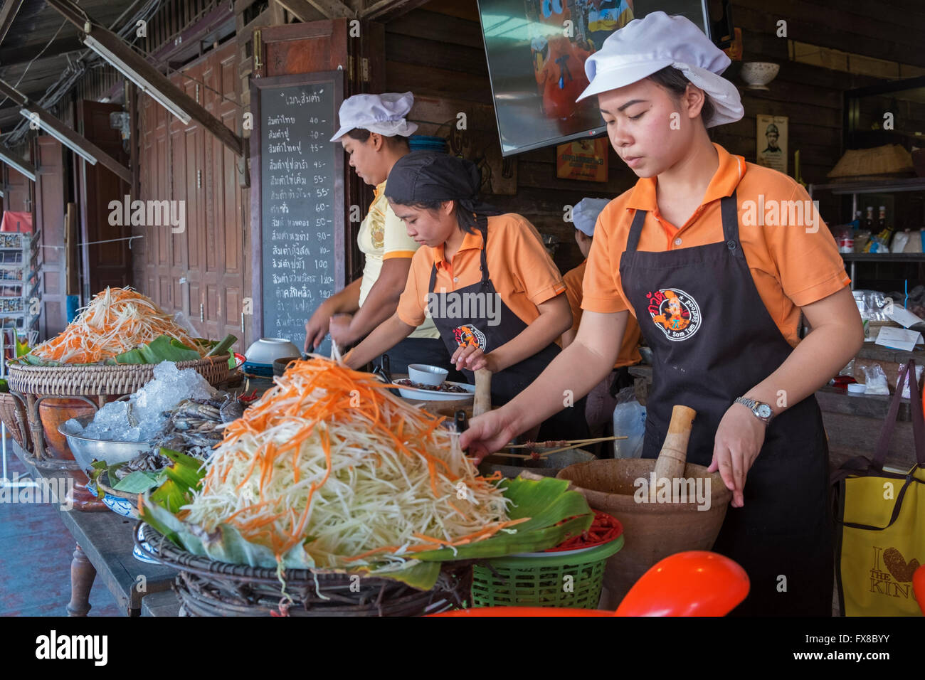 Stallo alimentare mercato galleggiante di Amphawa Thailandia Foto Stock