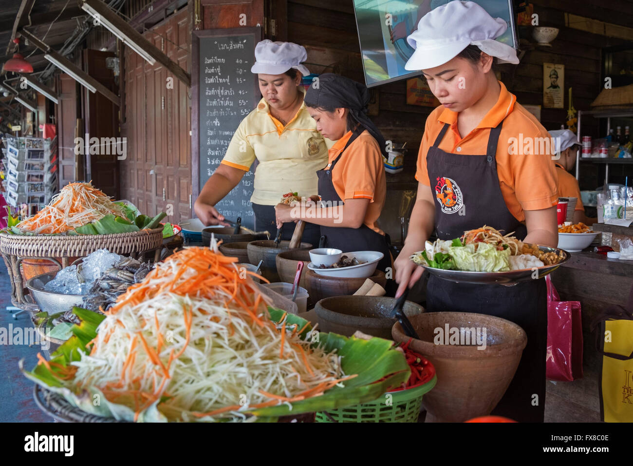 Stallo alimentare mercato galleggiante di Amphawa Thailandia Foto Stock