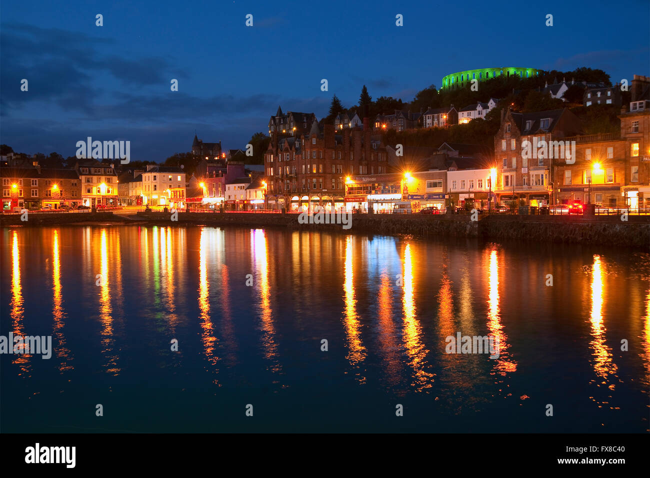 Oban al crepuscolo con McCaigs Tower in vista, Argyll Foto Stock