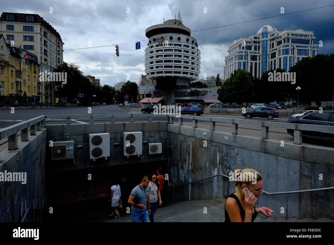 Uscita pedonale un sottopassaggio vicino al famoso Hotel Salute nel centro di Kiev Foto Stock