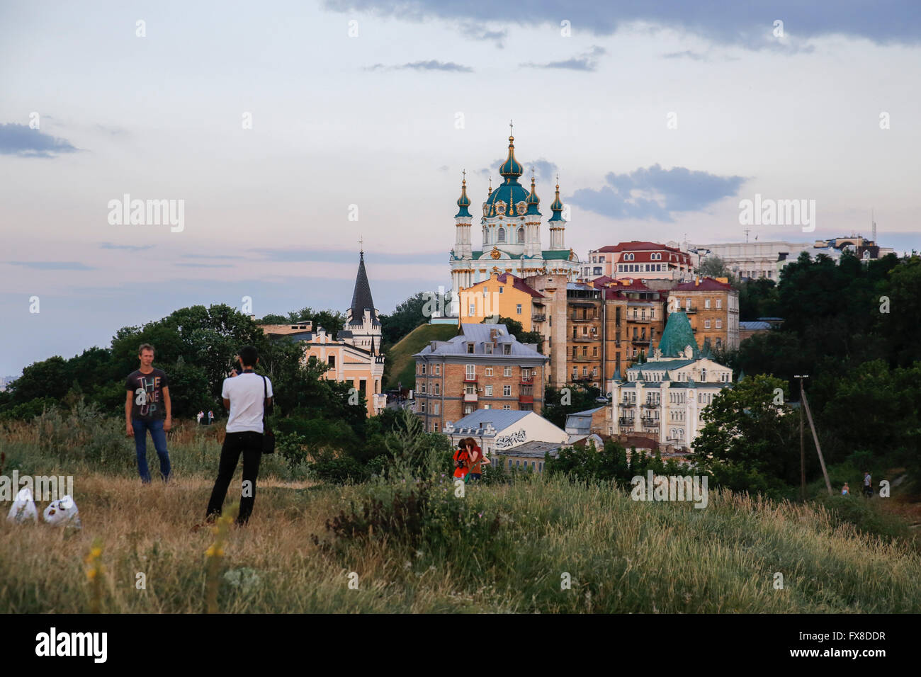 I turisti fare foto vicino a Saint Andrew's Chiesa di Kiev Foto Stock