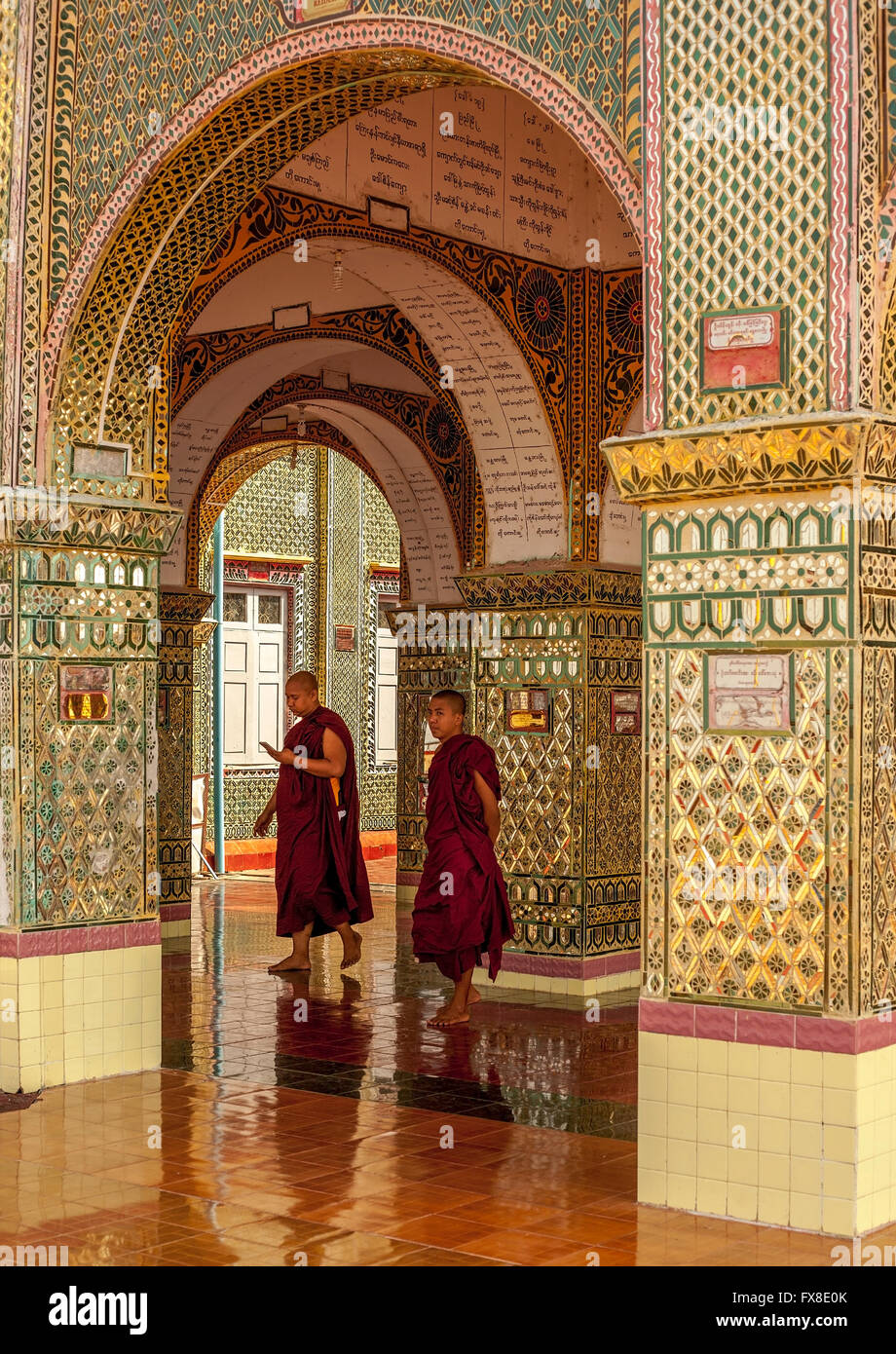 Pagoda Sutaungpyei Myanmar archi con due monaci Foto Stock