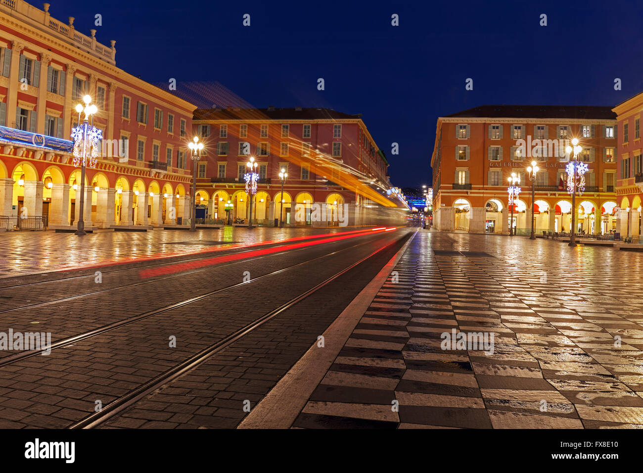 Nizza, Place Massena,- che mostra la piazza con le linee di tram e pavimentazione a scacchi, la mattina presto, Francia Foto Stock