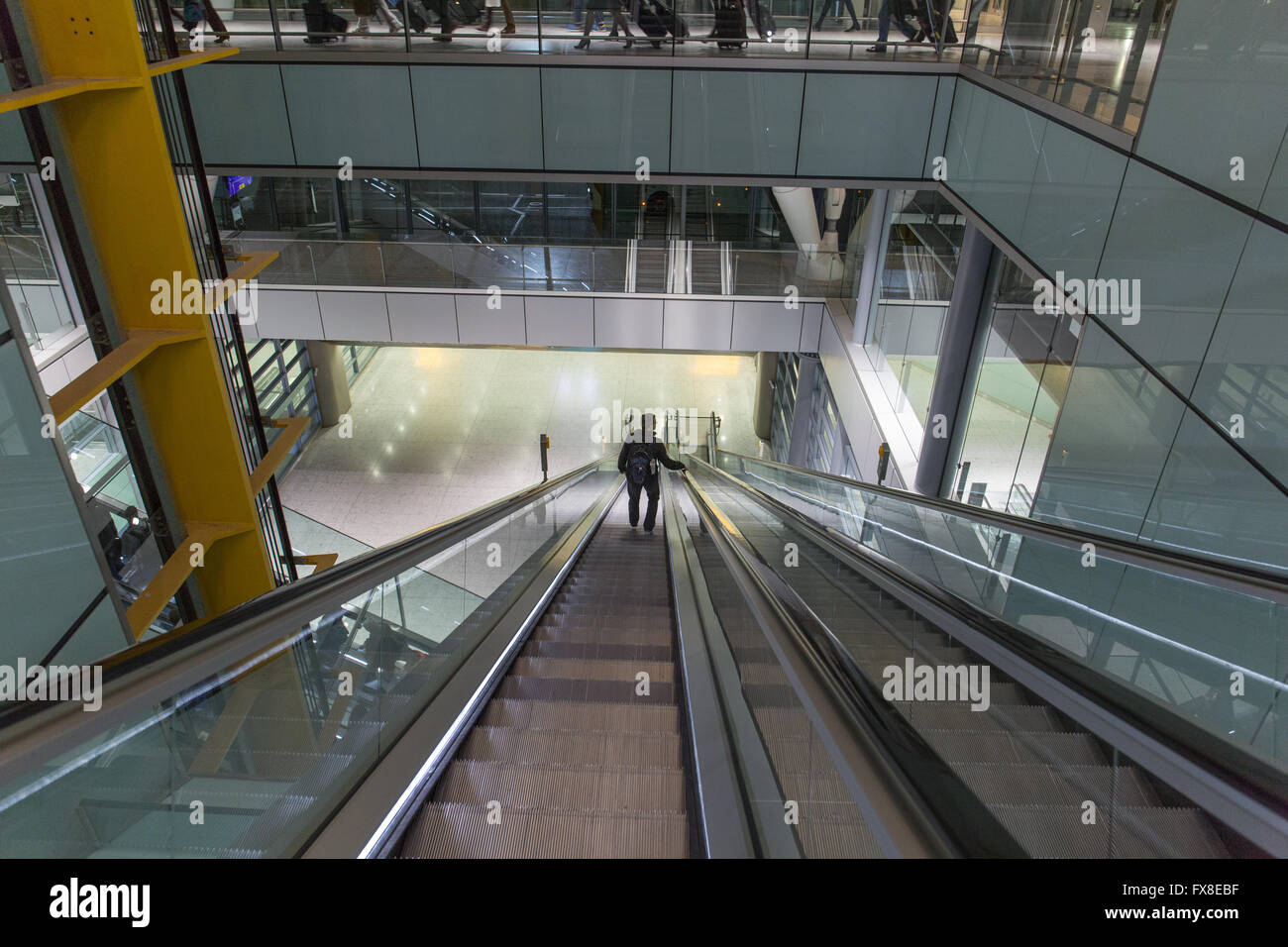 Angolo alto escalator view all'interno di Heathrow Terminal 5 Foto Stock