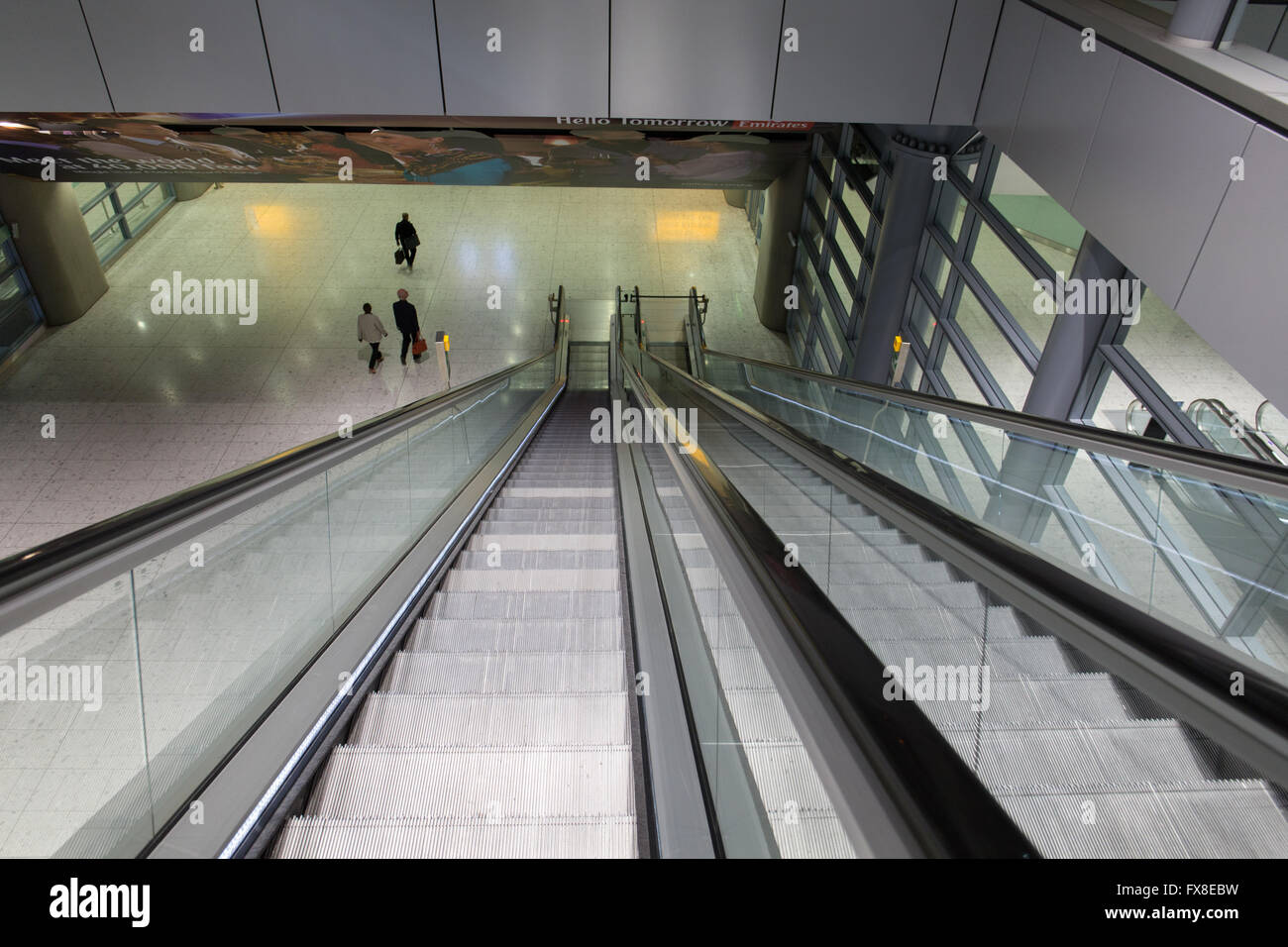 Angolo alto escalator view all'interno di Heathrow Terminal 5 Foto Stock