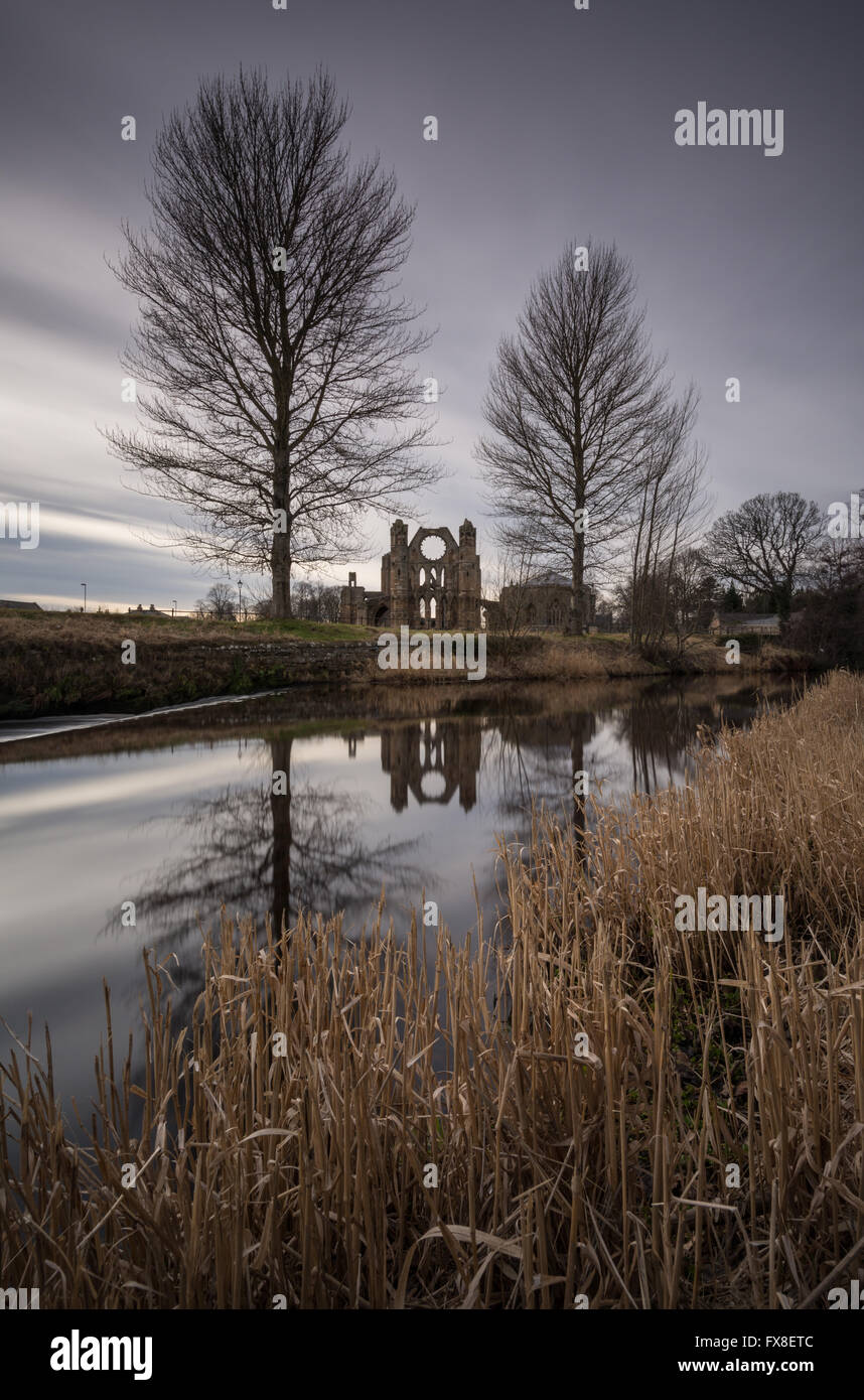 La vista della Cattedrale di Elgin in Moray, Scozia su un giorno moody, affacciato sul fiume Lossie Foto Stock