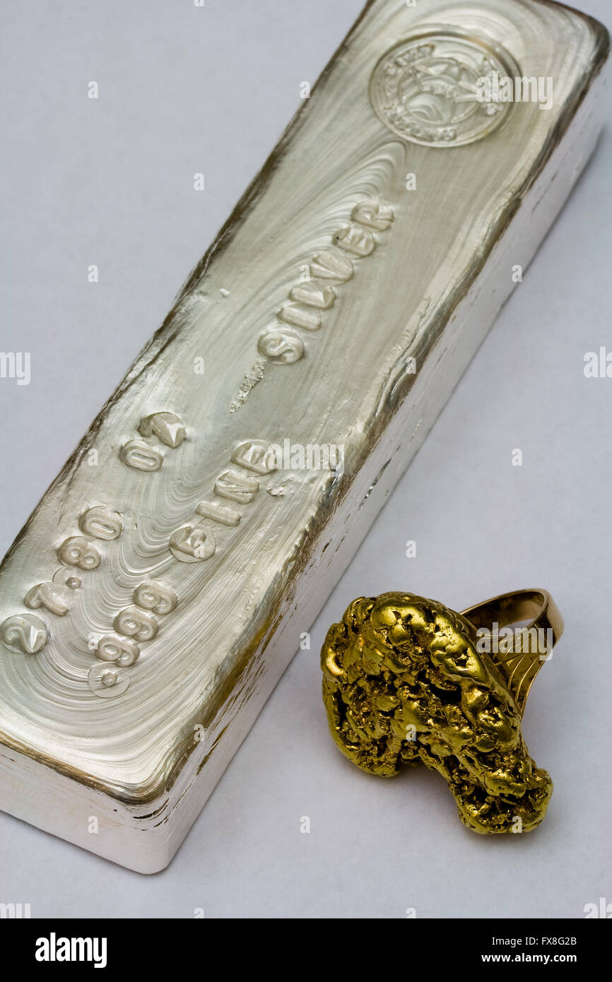 Naturale di grandi dimensioni California Gold Nugget anello e silver bullion Bar Foto Stock