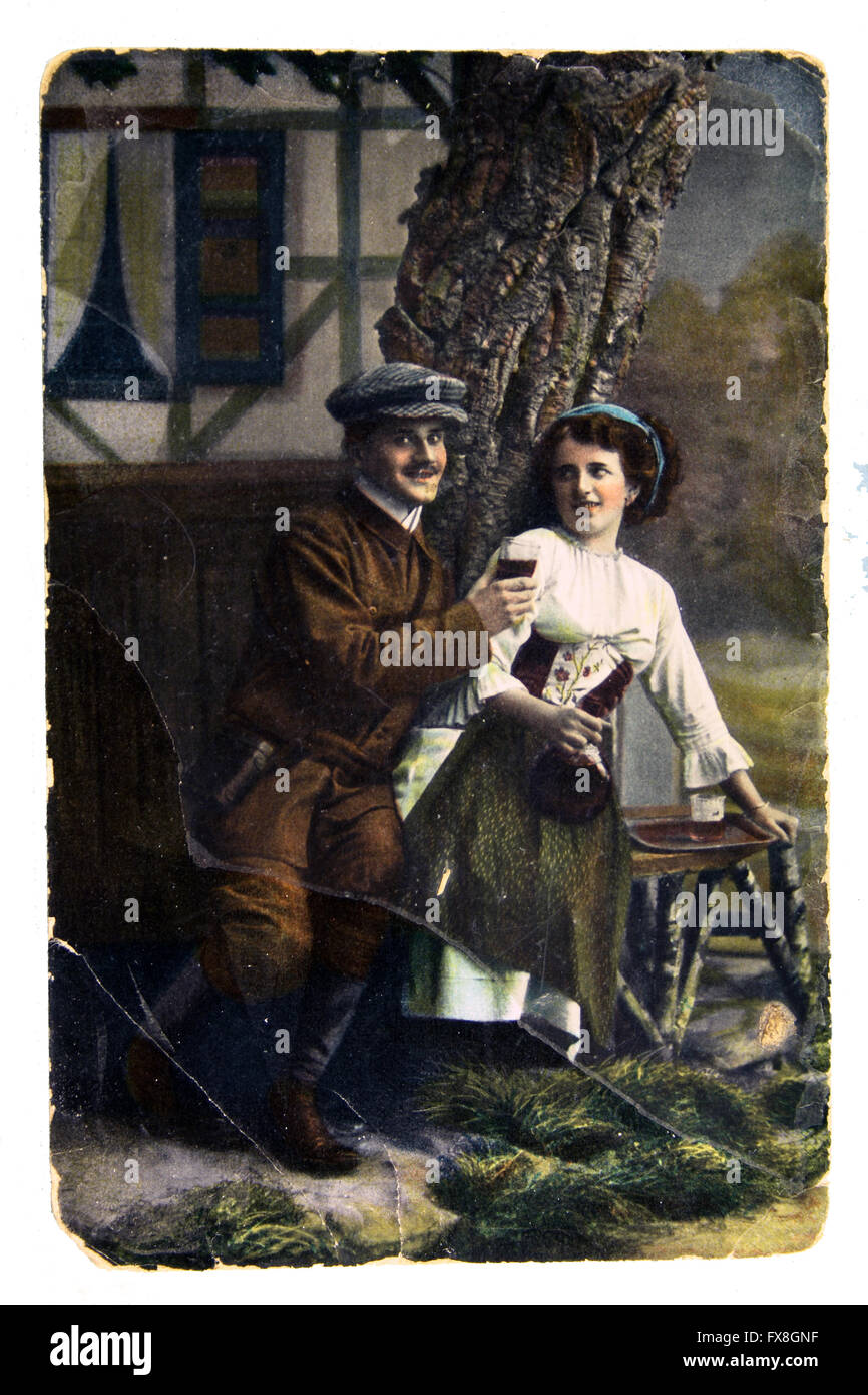 RUSSIA - circa 1911: cartolina stampata in Russia mostra uomo con un bicchiere di vino in piedi accanto ad una donna che mantiene una brocca - Russia 1911 Foto Stock