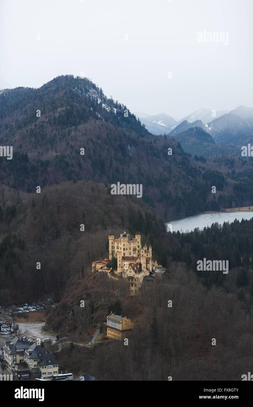 Vista del Castello di Hohenschwangau nelle Alpi montagna in inverno Foto Stock